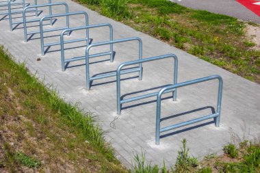 Çoklu Bisikletler İçin Güvenli Otoparkı Sağlayan Şehir Kaldırımında Modern Bisiklet Rack Yükleme