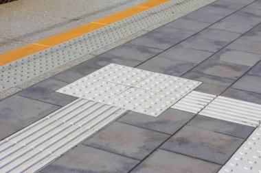 Görme Engelli Seyrüsefer için Kentsel Geçiş Alanındaki Kılavuz Çizgilerle Dokunsal Kalıplandırma