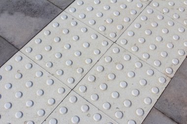 Yaya Güvenliği ve Erişilebilirlik İçin Yükseltilmiş Noktalar Deseniyle Dokunsal Uyarı Yüzeyinin Kapalı Detayları