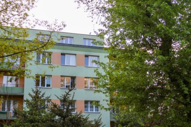 Yeşil Ağaçlı ve Bahar Çiçekli Konut Apartmanı Şehir Çevresi Oluşturuyor