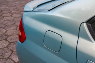 Modern Araç Gövdesi 'nin Yakın plan Detayları Kırmızı Kuyruk Işığı Elementi ile Gümüş Kapı Panelini Gösteriyor