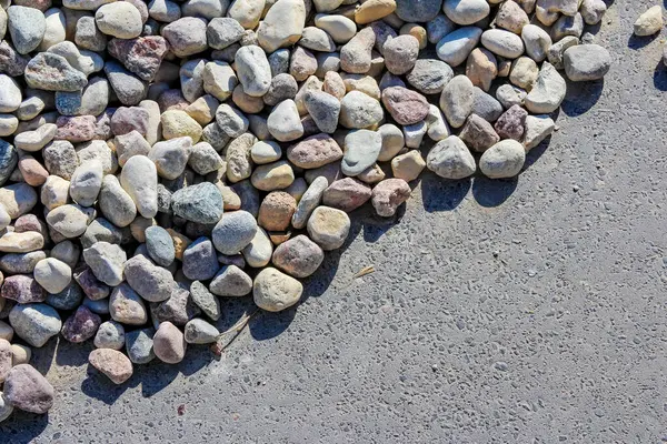 Gri Asfalt Yüzeyinde Dekoratif Nehir Taşları ve Çakıl Taşlarının Yakın Çekimi