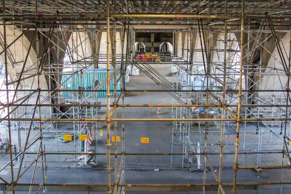 Yapı Alanı içinde Yansıtıcı Suyla Kompleks İskele ve Destek Yapısı