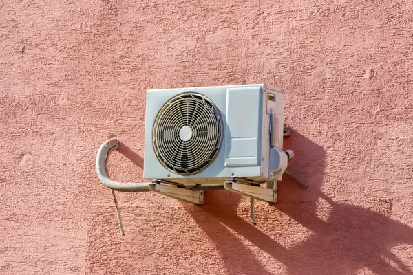 Dış Terracotta Duvarına Belirgin Gölgeli Modern Havalandırma Birimi monte edildi