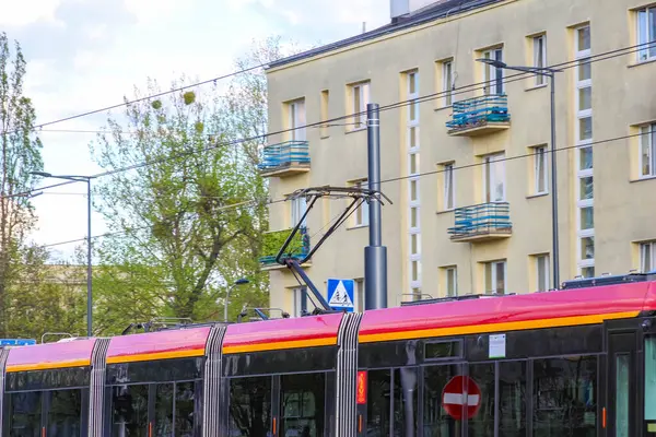 Avrupa 'da İlkbahar Ağaçları ve Açık Mavi Gökyüzü ile Modern Şehir Tramvayı ve Konut Binaları