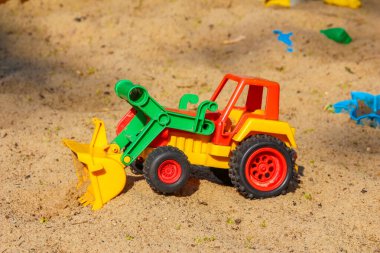 Mavi Yapı Elementleriyle Kumsalda Renkli Plastik Oyuncak Önden Yükleyici Traktör