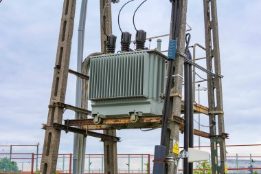 Endüstriyel Elektrik Transformatörü Metal Platforma Bağlandı