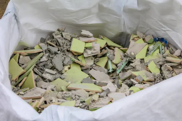 Taze yeşil ve sarı salatalık kabukları gübrelemek için bez torbalarda toplanır.