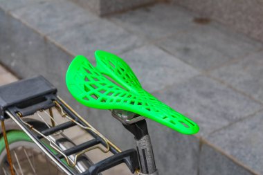 Parlak Yeşil Bisiklet Eyeri Ergonomik Tasarım Şehir Arkasında Banliyö Bisikleti