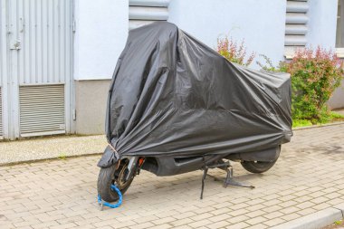 Kentsel Park Alanındaki Hava Hasarına Karşı Koruma Altındaki Su geçirmez Gri Tarla ile Kaplanmış Motosiklet