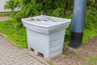 Asitli Beyaz Plastik Depolama Konteynırı Metal Pole 'un yanına Şehir Yeşil Alanı
