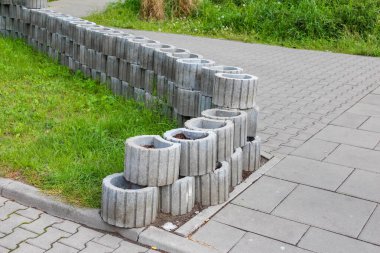 Şehir Yolu boyunca yuvarlak elementlerle dekoratif Beton Bahçe Sınırı Gri Kayalık Taşlarla