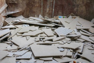 İnşaat enkazı yığını ve beton döşeme döşemesi yenileme sırasında alçıpan parçaları.