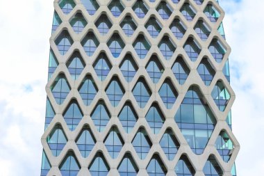 Elmas şekilli Pencere Desenli Modern Cam İnşaat Cephesi Geometrik Mimarlık Oluşturuyor