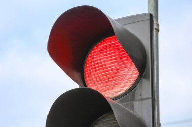 Parlak Gökyüzü Arkaplanına Karşı Kırmızı Trafik Sinyal Işığının Yakın Çekimi