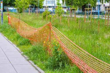 Kentsel Gelişim Alanında Yeşil Çimenli Turuncu Güvenlik Ağı Çevreleme İnşaat Alanı