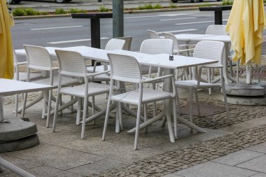 Boş Beyaz Kafe Masaları ve Mesai saatleri dışında Taş Köşkünde Sandalyeler