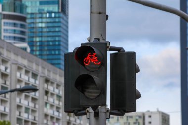Şehir Trafik Işığı Sinyali Kırmızı Durak Modern Binalar ve Gökyüzü Arkaplanda