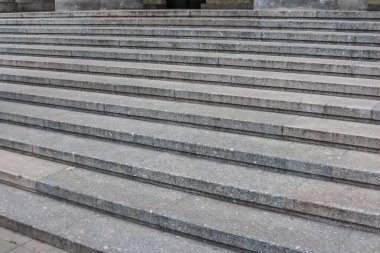 Somut Şehir Adımları Güçlü Çapraz Çizgilerle Geometrik Düzen Oluşturuyor