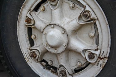 Gri Arkaplanda Rustik Metal Sürgülü Vintage Wheel Hub 'ın Detaylı Görünümü