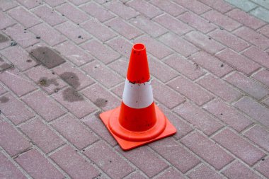 Pembe Çakıl Taşı Çadırında Parlak Turuncu Trafik Konisi Tehlike Bölgesi İşaretli