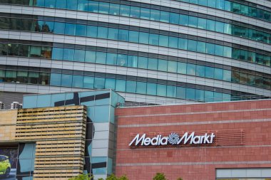 Şehir Merkezi 'nde Camdan Cepheli Modern Alışveriş Merkezi ve Medya Markt Mağazası