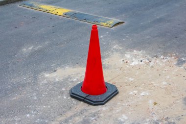 Şehir Çevresindeki Gri Beton Yüzeyde Açık Turuncu Trafik Güvenliği Konisi