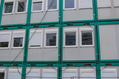 Beyaz Paneller ve Pencere Izgara Desenli Modüler Yeşil Çerçeve Geçici Binası