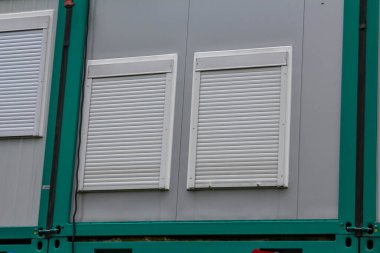 Modüler Prefabrik Binada Yeşil Çerçeve ile Beyaz Pencere Panjurlarının Kapanışı