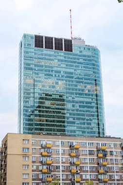 Modern Mavi-Yeşil Ofis Gökdelenine Karşı Altında Konut Binası olan Gökdelen