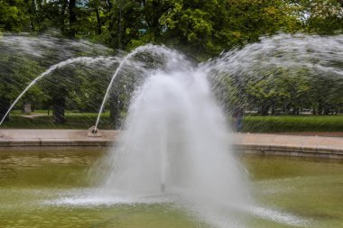 Şehir Parkı Havzası 'nda Sprey Jetlerle Dinamik Su Fıskiyesi Gösterimi Dramatik Yay Oluşturuyor