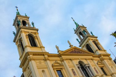 Açık Mavi Gökyüzüne Karşı İkiz Çan Kulesi ile Süslemeli Barok Kilisesi Tarihi Mimarisini Gösteriyor