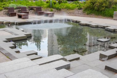 Geometrik Taş Elementleri ile Modern Şehir Su Özelliği Minimalist Peyzaj Tasarımı Oluşturuyor