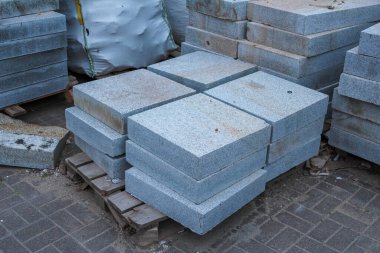 Kentsel Gelişim Alanında İnşaat Projesine Hazırlanan Büyük Beyaz Beton Blokları Yığını