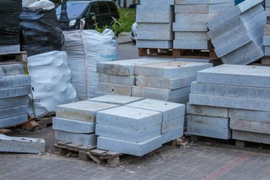 Kentsel Gelişim Projesi için Ham Malzemeleri Gösteren İnşaat Alanına Yığılmış Beyaz Beton İnşaat Blokları