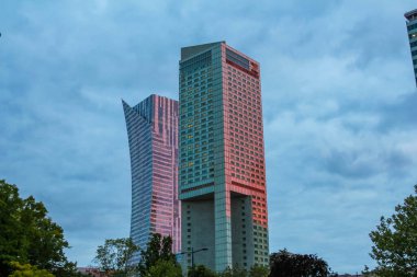 Pembe ve Yeşil Camlı İkiz Modern Gökdelenler Dramatik Mavi Bulutlu Gökyüzü Altında