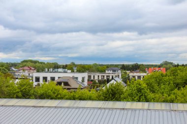 Çağdaş Mimarinin Panoramik Görünümü Dramatik Bulutlu Gökyüzü Altındaki Yeşil Ağaçlar Arasında Yerleşik
