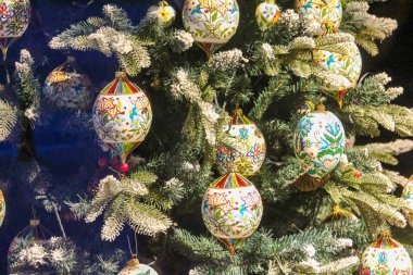 Noel Ağacı Dallarında Süslü Paskalya Yumurtaları Şenlikli Tatil Mevsimsel Dekorasyonu Oluşturuyor