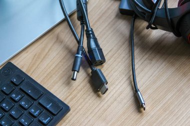 Tahta Masa Yüzeyinde Bağlı USB Kabloları olan Bilgisayar Klavyesinin Yakın Görüntüsü