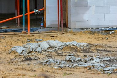 Renkli Su Borularıyla İnşaat Alanı ve Proje Yapımı İçin Kum Vakfı