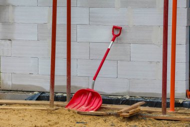 Kızıl Kar Küreği İnşaat Alanındaki Beton Duvara Yaslanıyor