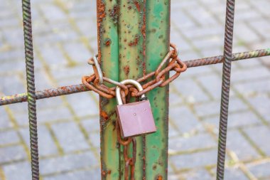 Pembe Asma Kilit ve Zincir Metal Kapı Güvenliği Kamu Alanındaki Güvenlik Tedbirlerini Gösteriyor