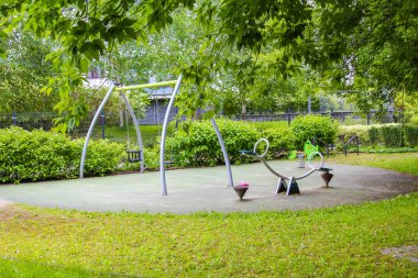 Çevresi Ağaçlarla çevrili Yeşil Park Alanında Modern Egzersiz Aletleriyle Çocuk Oyun Bahçesi