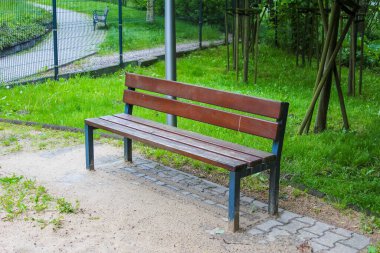 Ahşap ve Metal Park Şehir Parkı 'ndaki Genç Ağaçlarla çevrili Yeşil Yol boyunca konumlandırıldı.