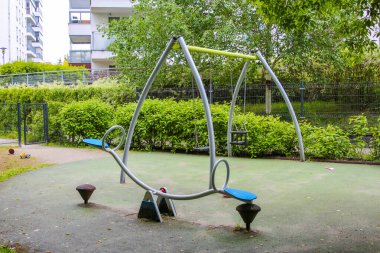Yeşil Lastik Yüzeyde Minimalist Metal Oyun Alanı Yapısı Geometrik Yay Tasarımı