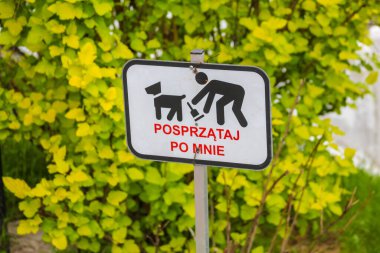 Sarı Arkaplanda Komik Köpek Yürüyüşü Tabelası Sahiplerine Evcil Hayvanların Arkasını Temizleme Uyarısı