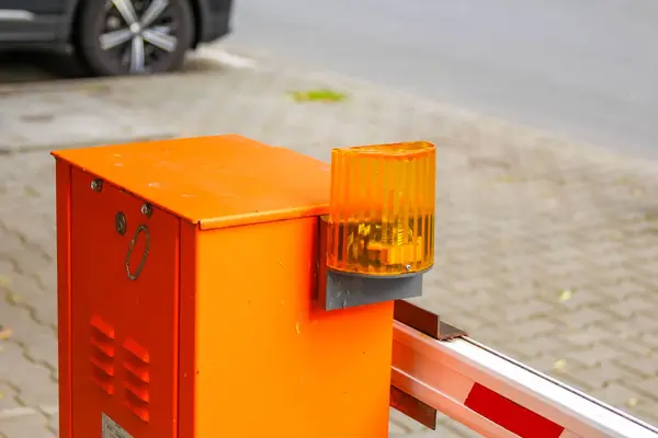 Çakıl Taşı Kaldırımında Dijital Görünümlü Şehir Turuncu Park Ödeme Terminali