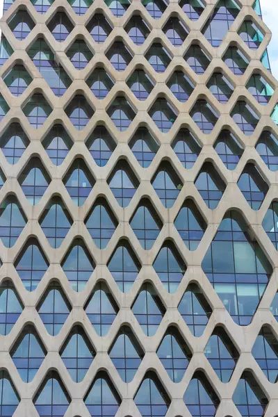 Geometrik Pencere Tasarımı ile Elmas desenli Cam Bina Cephesi 'nin Yakın Çekim Detayları