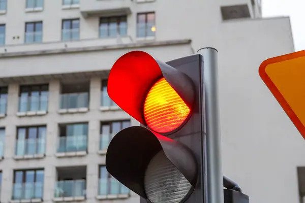 Şehir Merkezi 'nde Modern Şehir Binasına Karşı Kırmızı Trafik Işığı