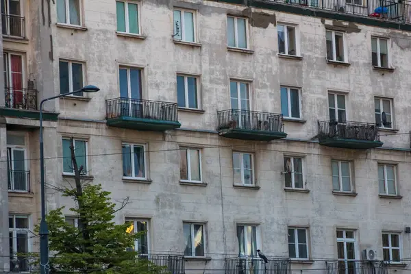 Avrupa 'da Dekoratif Balkonları ve Yeşil Ağaç Detaylı Geleneksel Çok Katlı Apartman